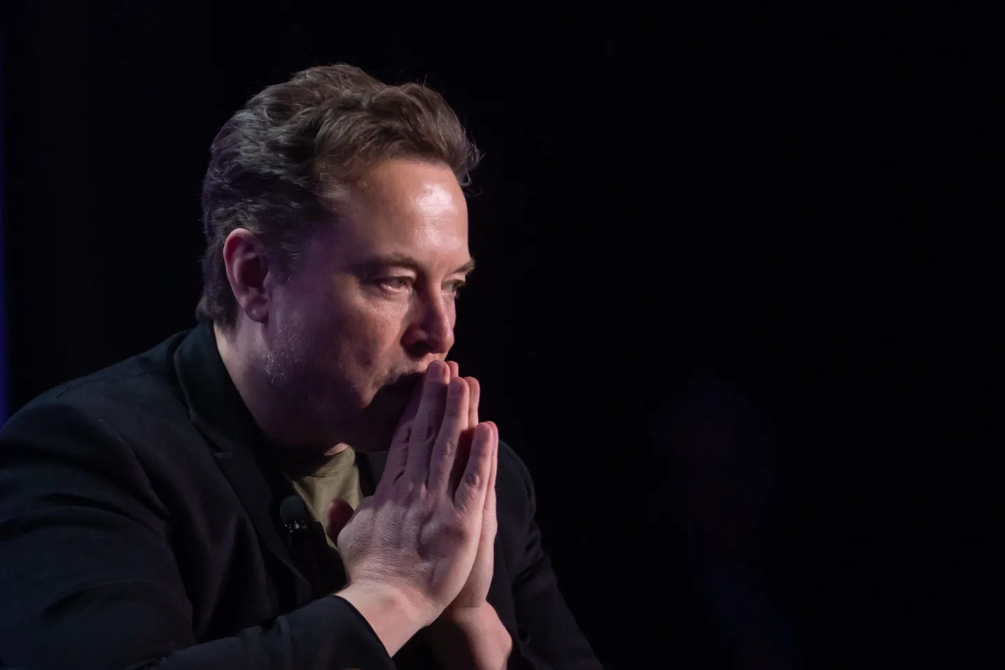 Elon Musk planea vender miles de millones de acciones de Tesla para rescatar a X