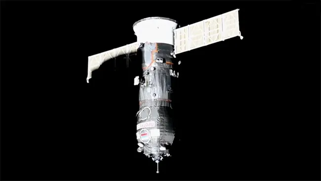 Los astronautas de la ISS abren la escotilla de la nave espacial rusa después de que un olor extraño retrasara la entrega de carga